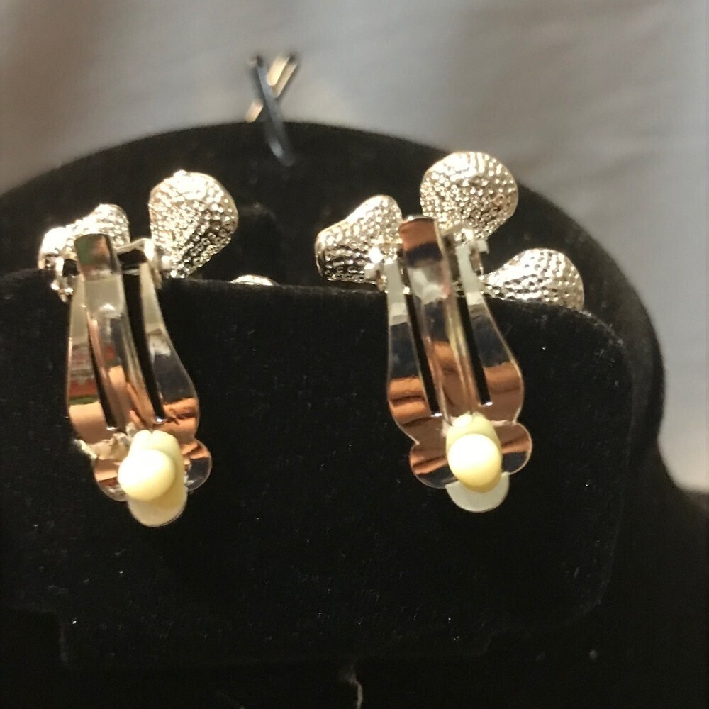 Paparazzi Island Iris Clip On Fashion Earrings Jewelry - Picture 3 of 4